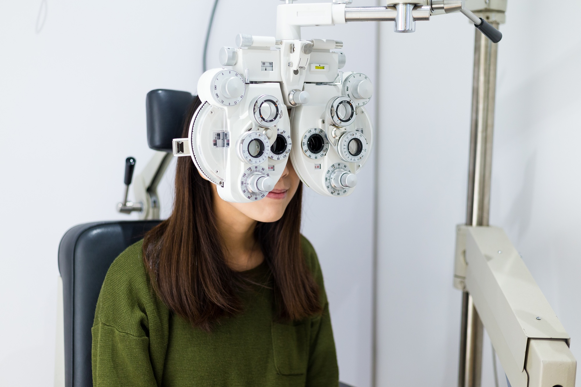 Woman doing the eye exam